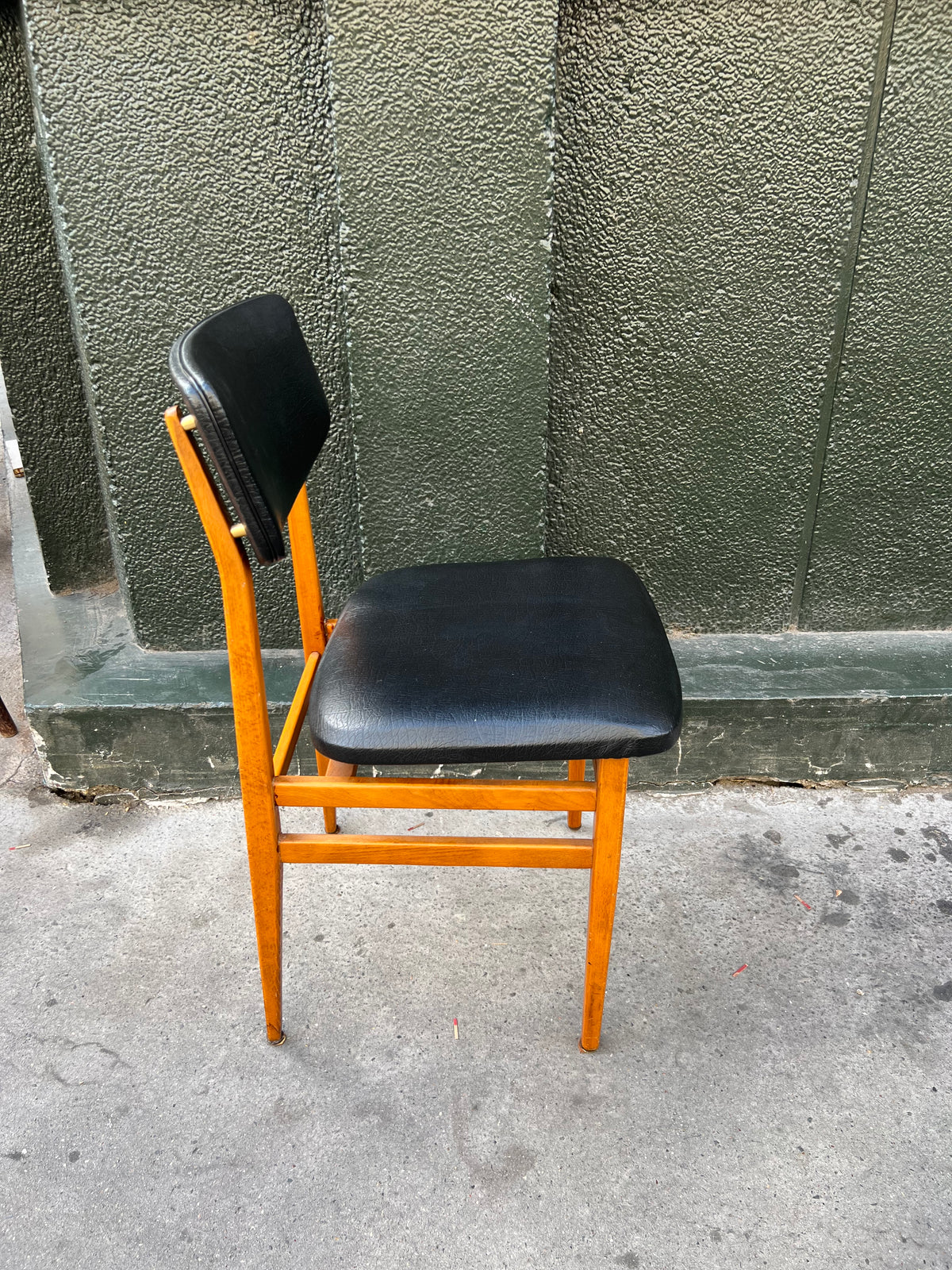 Chaise vintage cuir et bois