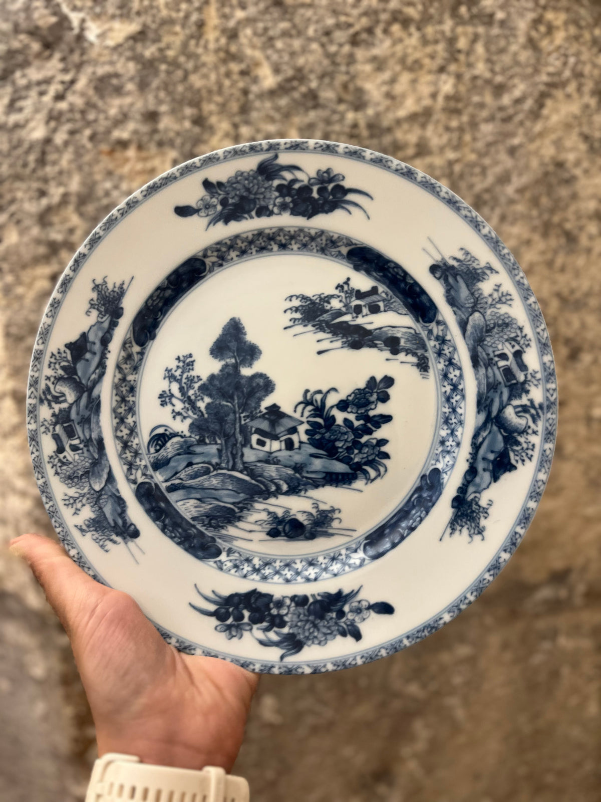 Assiette en porcelaine bleu & blanc – décor chinois Qianlong