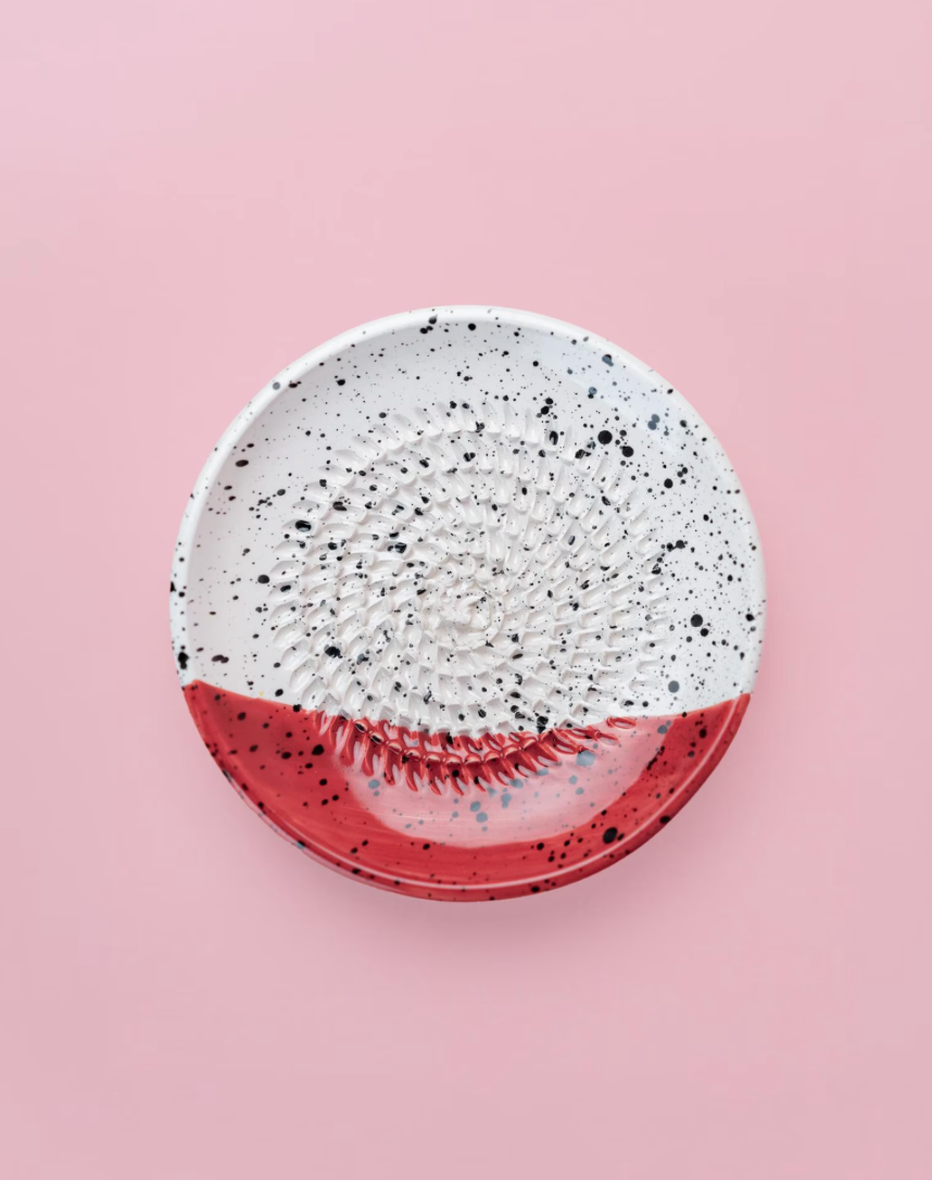 Petite assiette râpe ail - en céramique faite à la main - motif bande rouge - Prête à offrir