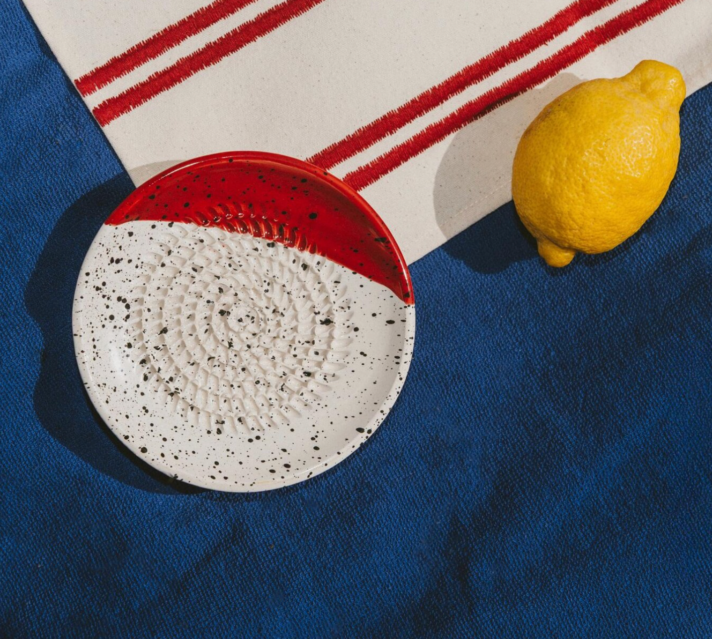 Petite assiette râpe ail - en céramique faite à la main - motif bande rouge - Prête à offrir