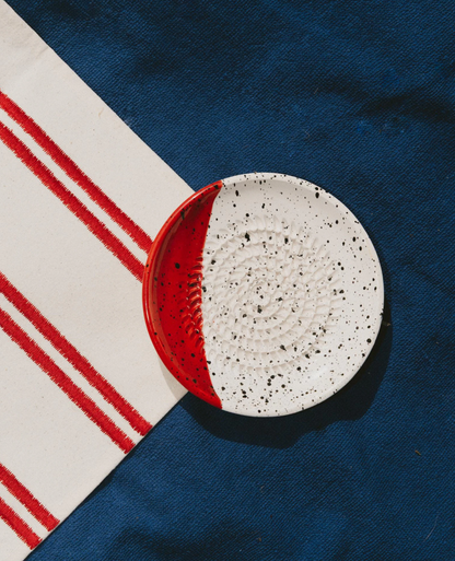 Petite assiette râpe ail - en céramique faite à la main - motif bande rouge - Prête à offrir
