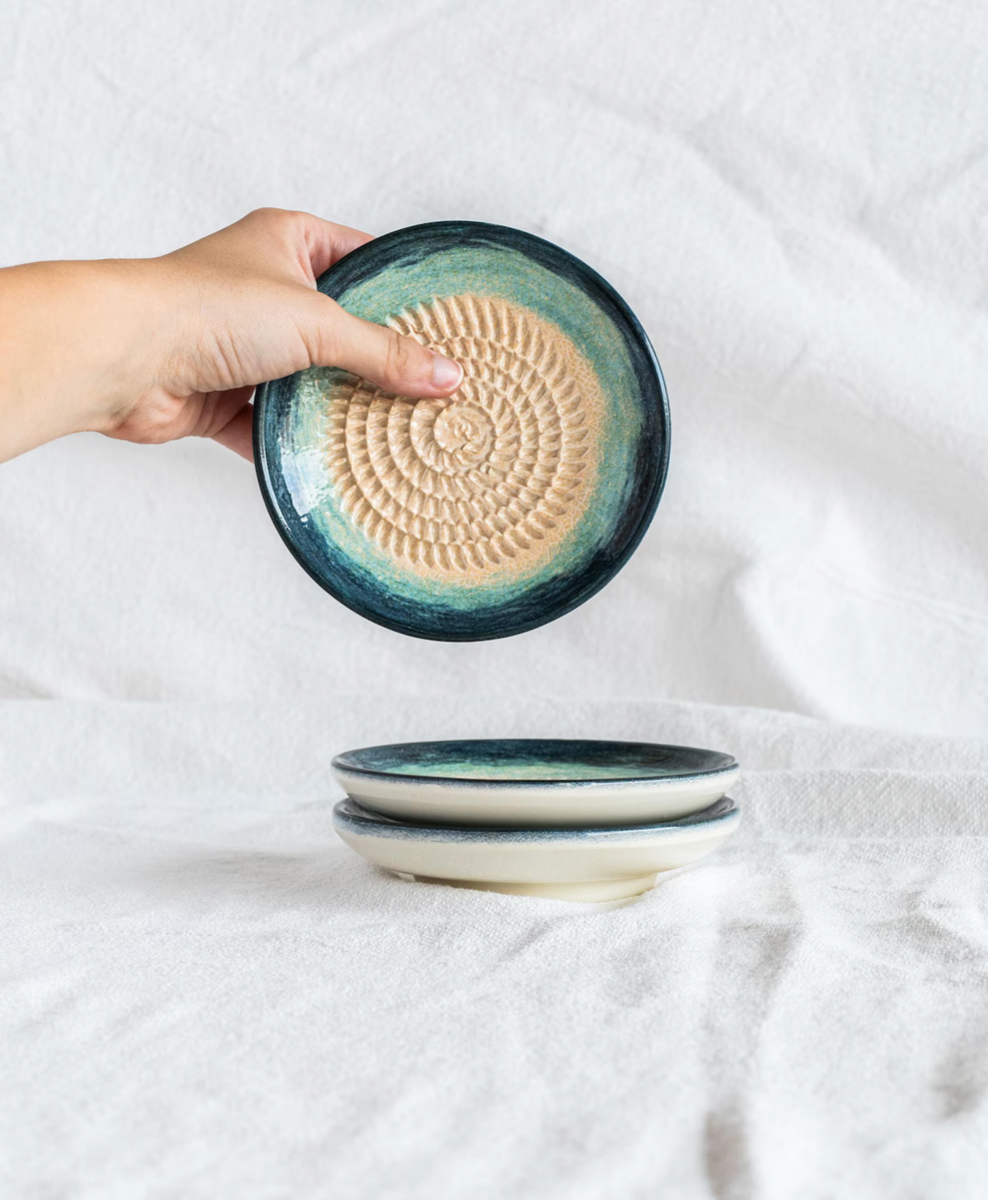 Petite assiette râpe ail - en céramique faite à la main - motif dégradé bleu - Prête à offrir