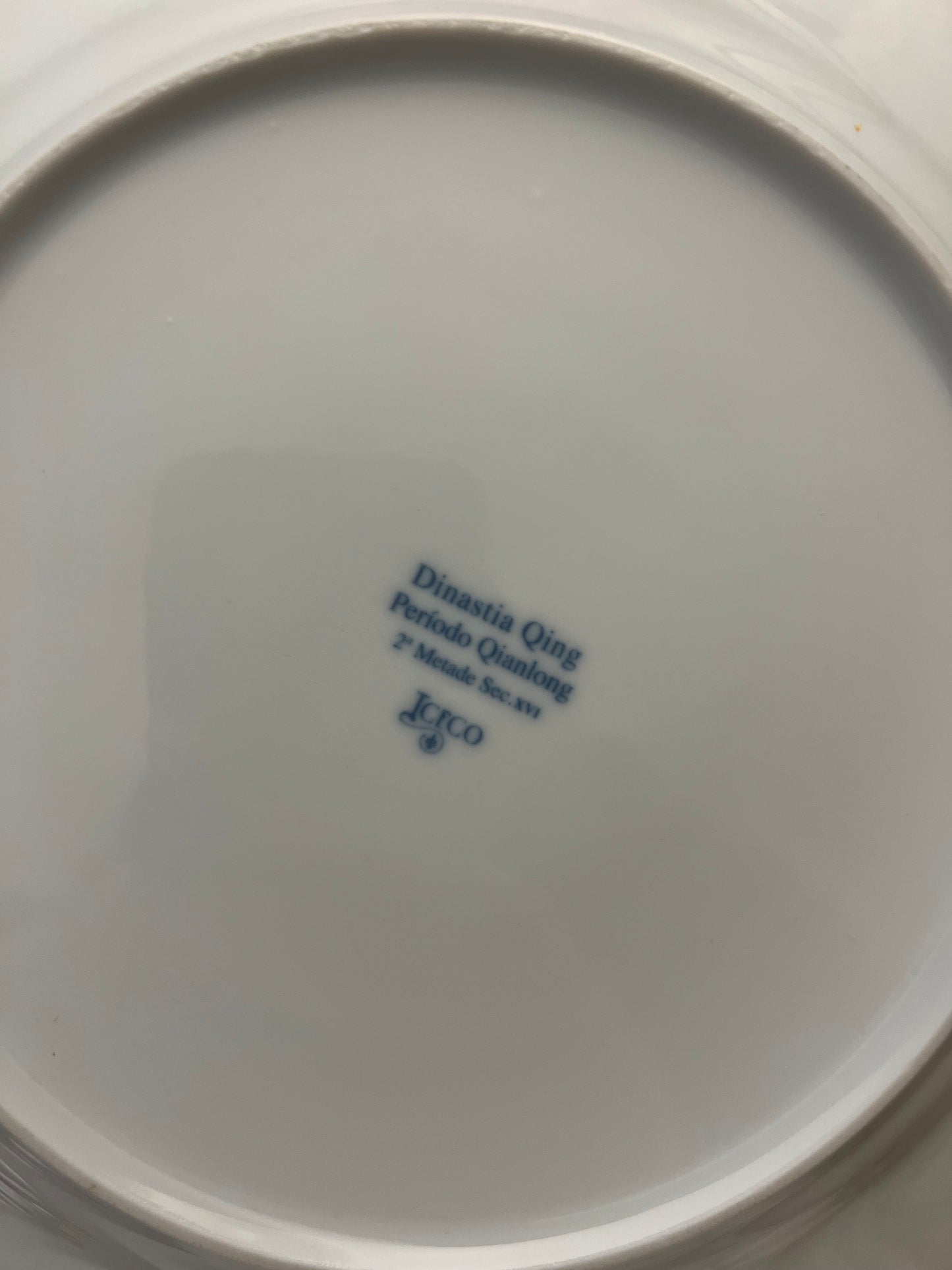 Assiette en porcelaine bleu & blanc – décor chinois Qianlong