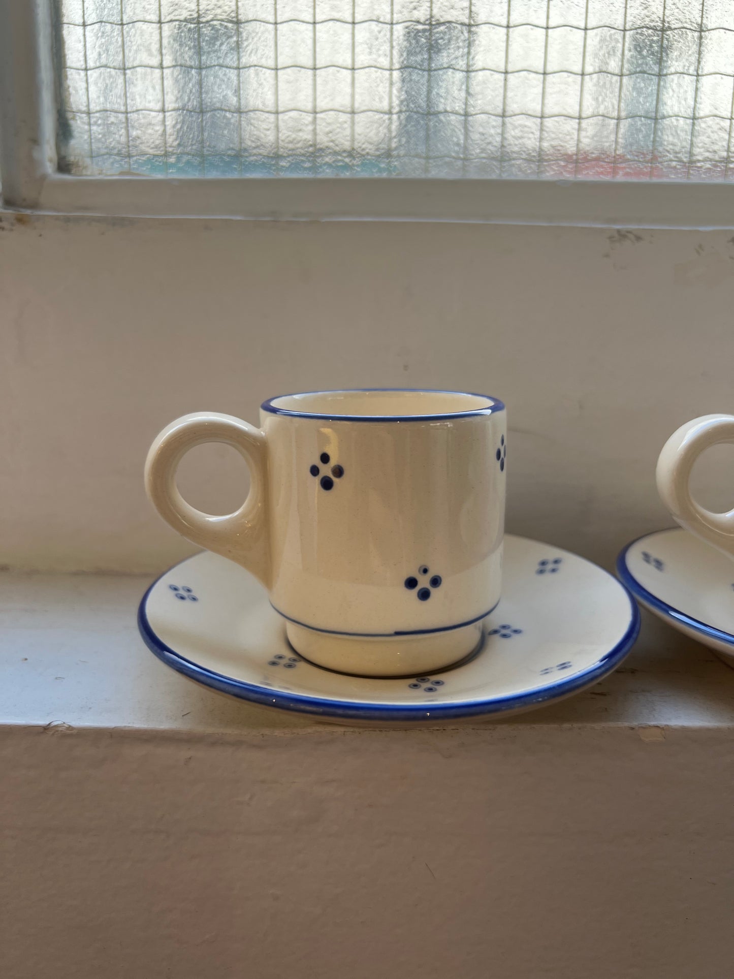 Tasses expresso avec soucoupes vintage