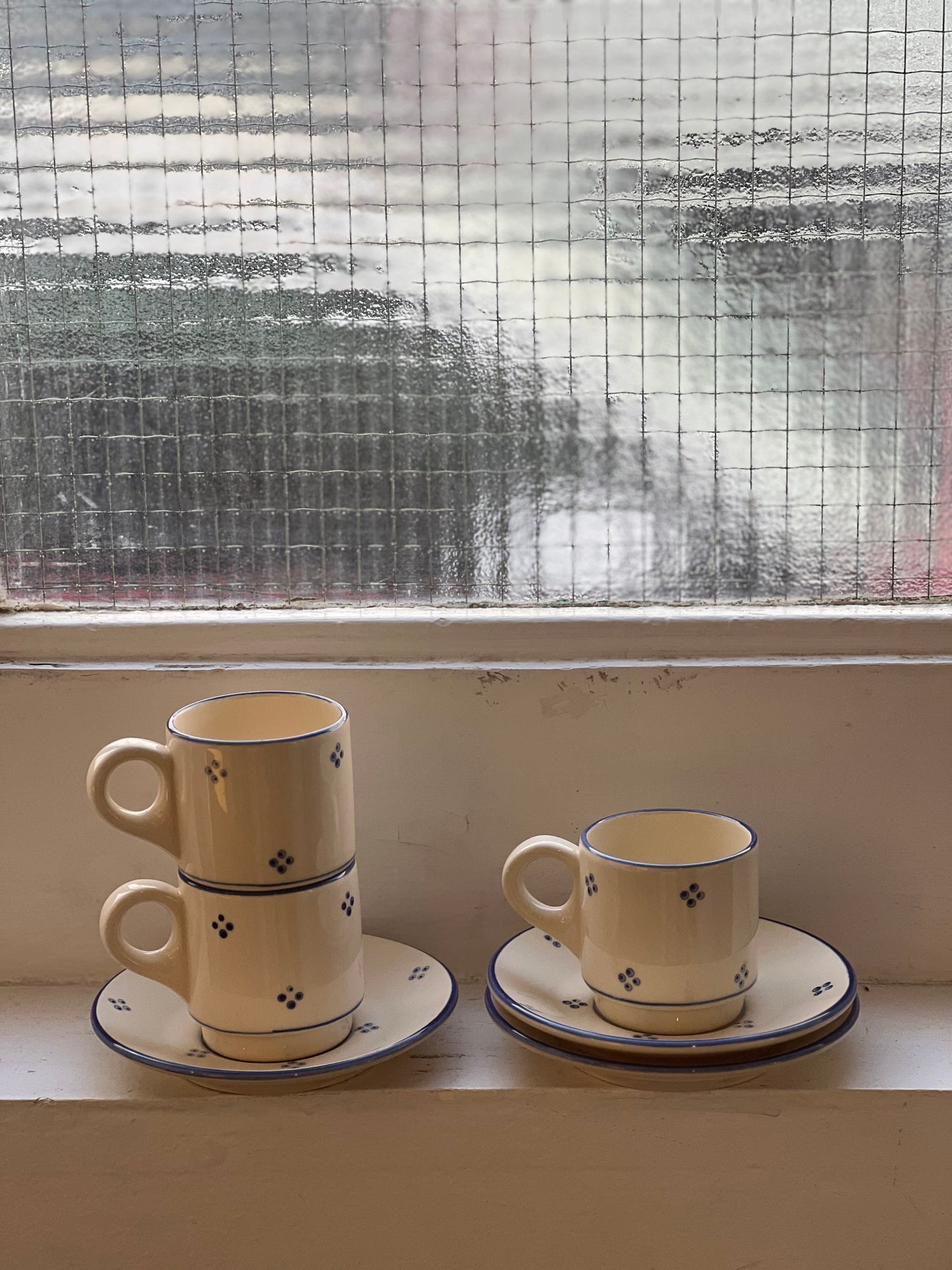 Tasses expresso avec soucoupes vintage