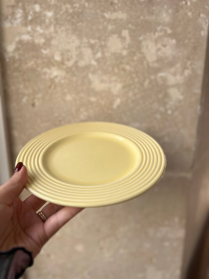 Assiettes à dessert vintage jaune beurre