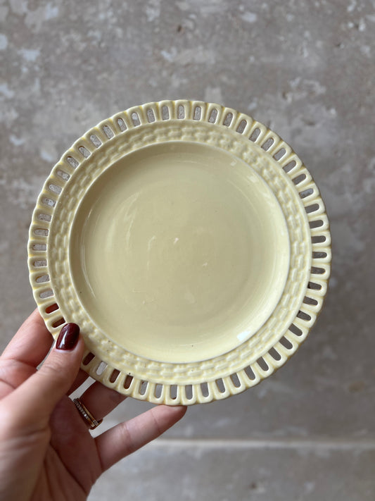 Assiettes à dessert vintage jaune ajourées