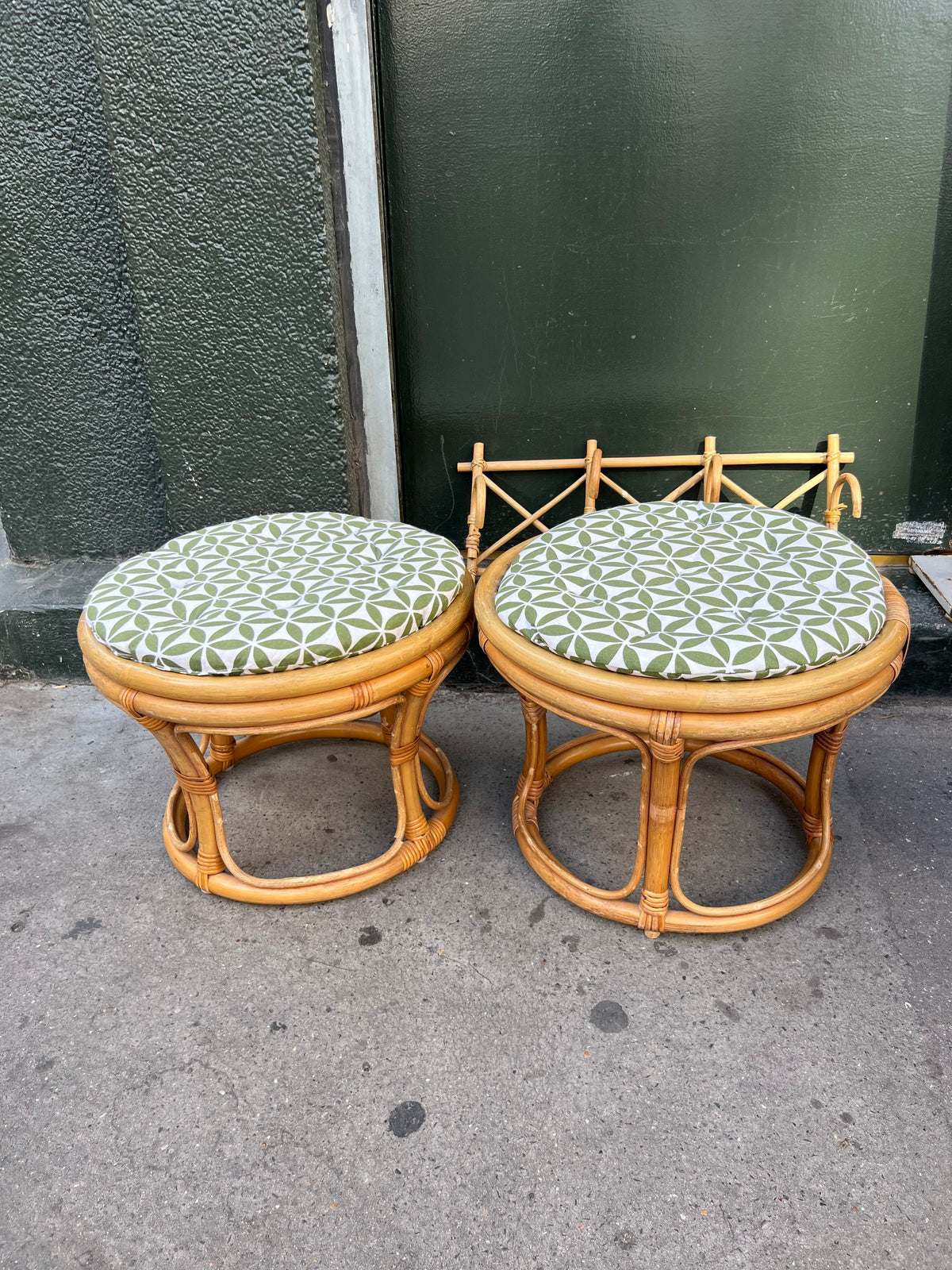 Tabouret vintage rotin avec coussin