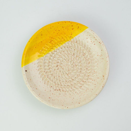 Râpe à l’ail PETIT Plat en céramique fait à la main / jaune