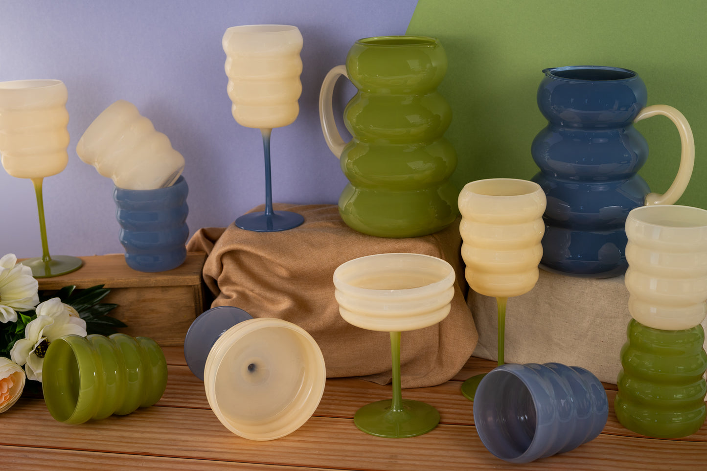 Set de 2 verres à vin en verre. Couleur blanc et vert