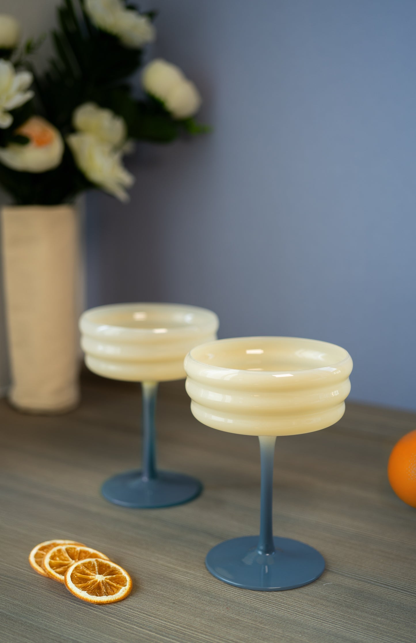Set de 2 verres à champagne en verre. Blanc et bleu
