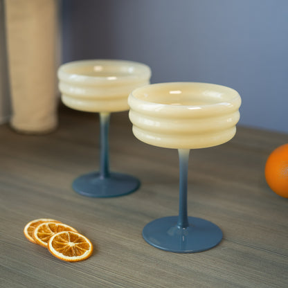 Set de 2 verres à champagne en verre. Blanc et bleu