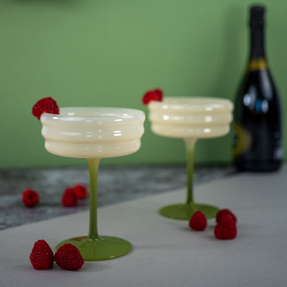 Set de 2 verres à champagne en verre. Blanc et vert.