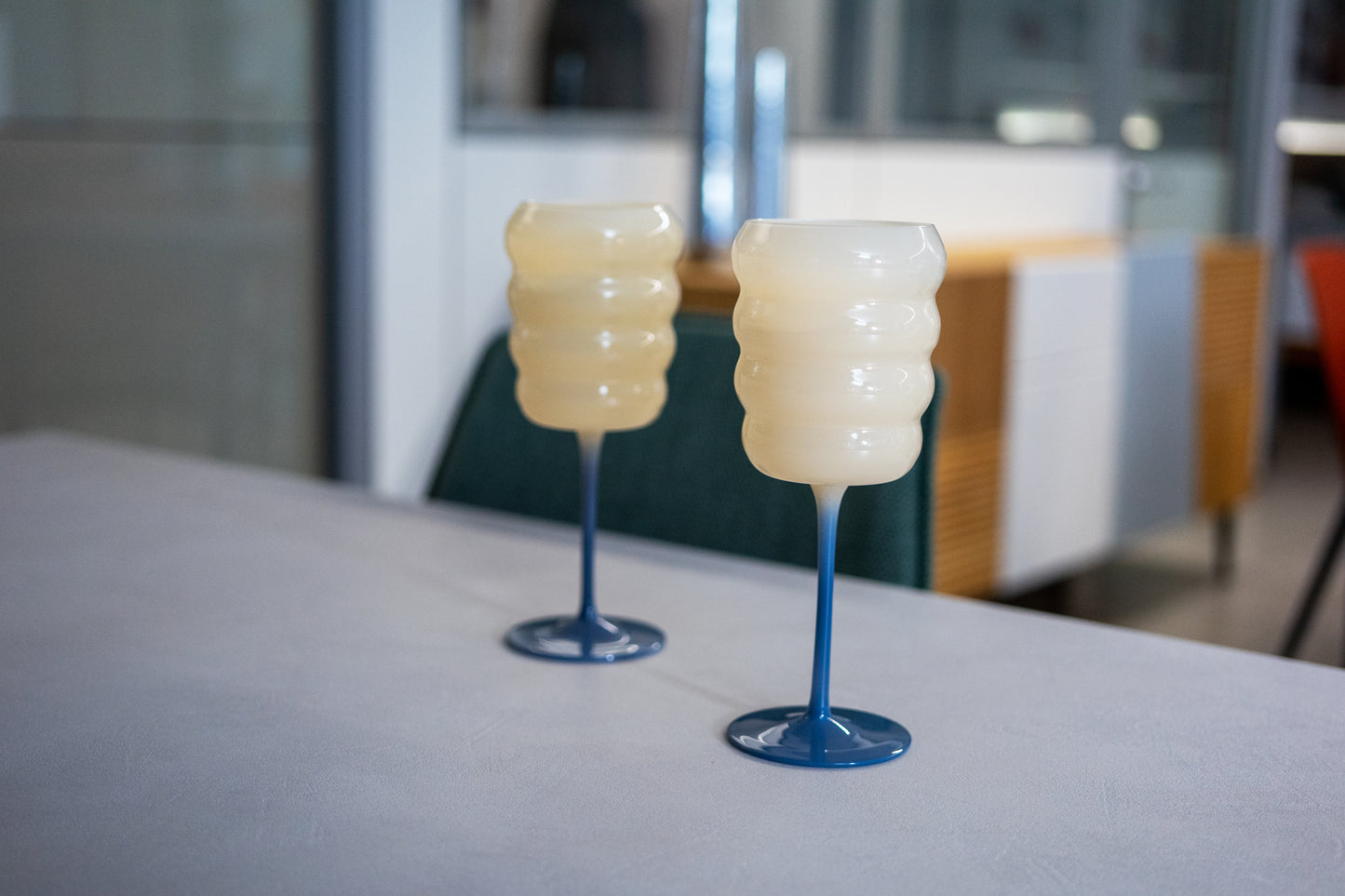 Set de 2 verres à vin en verre. Couleur blanc et bleu.