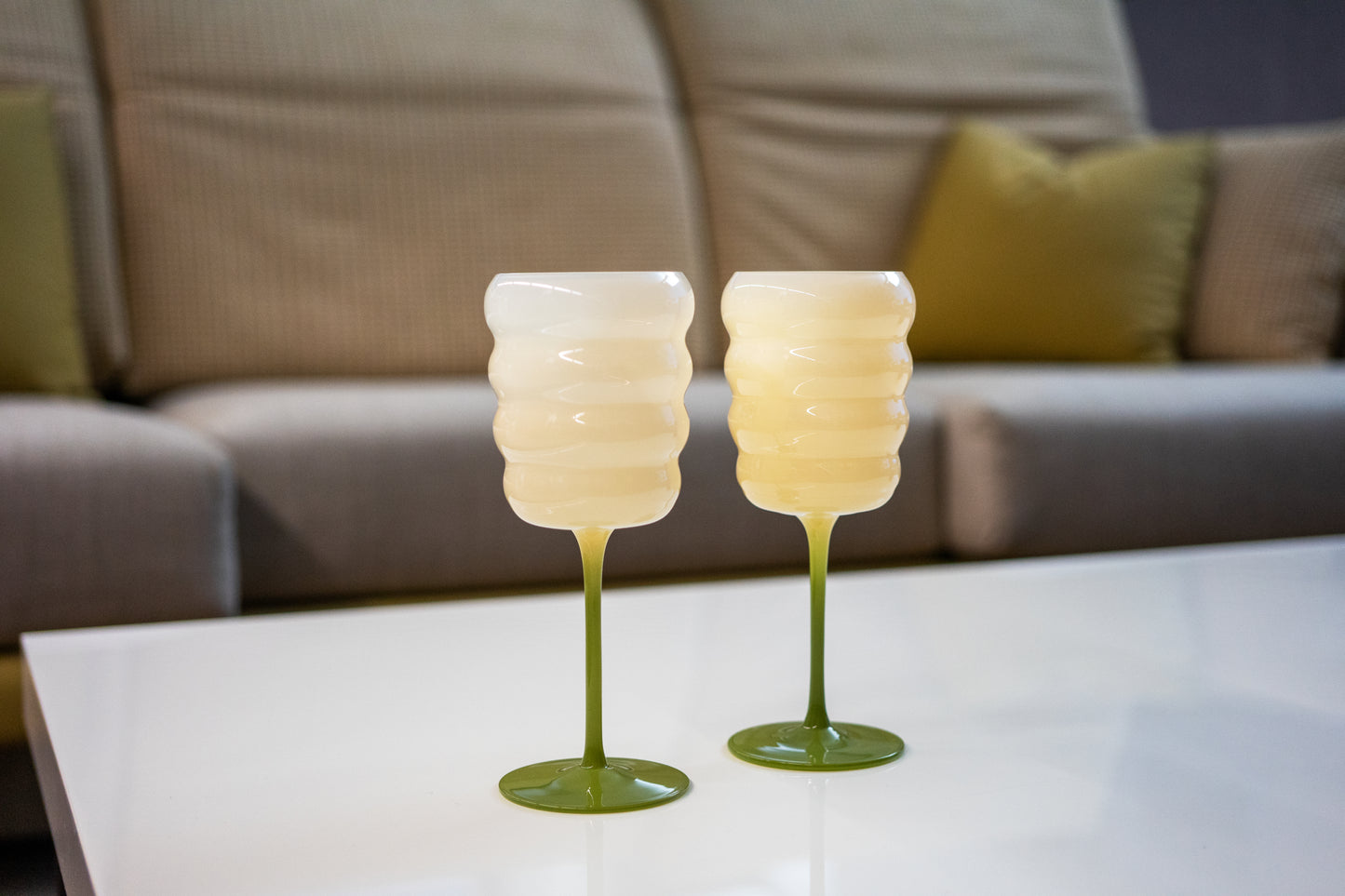 Set de 2 verres à vin en verre. Couleur blanc et vert