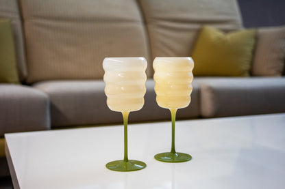 Set de 2 verres à vin en verre. Couleur blanc et vert