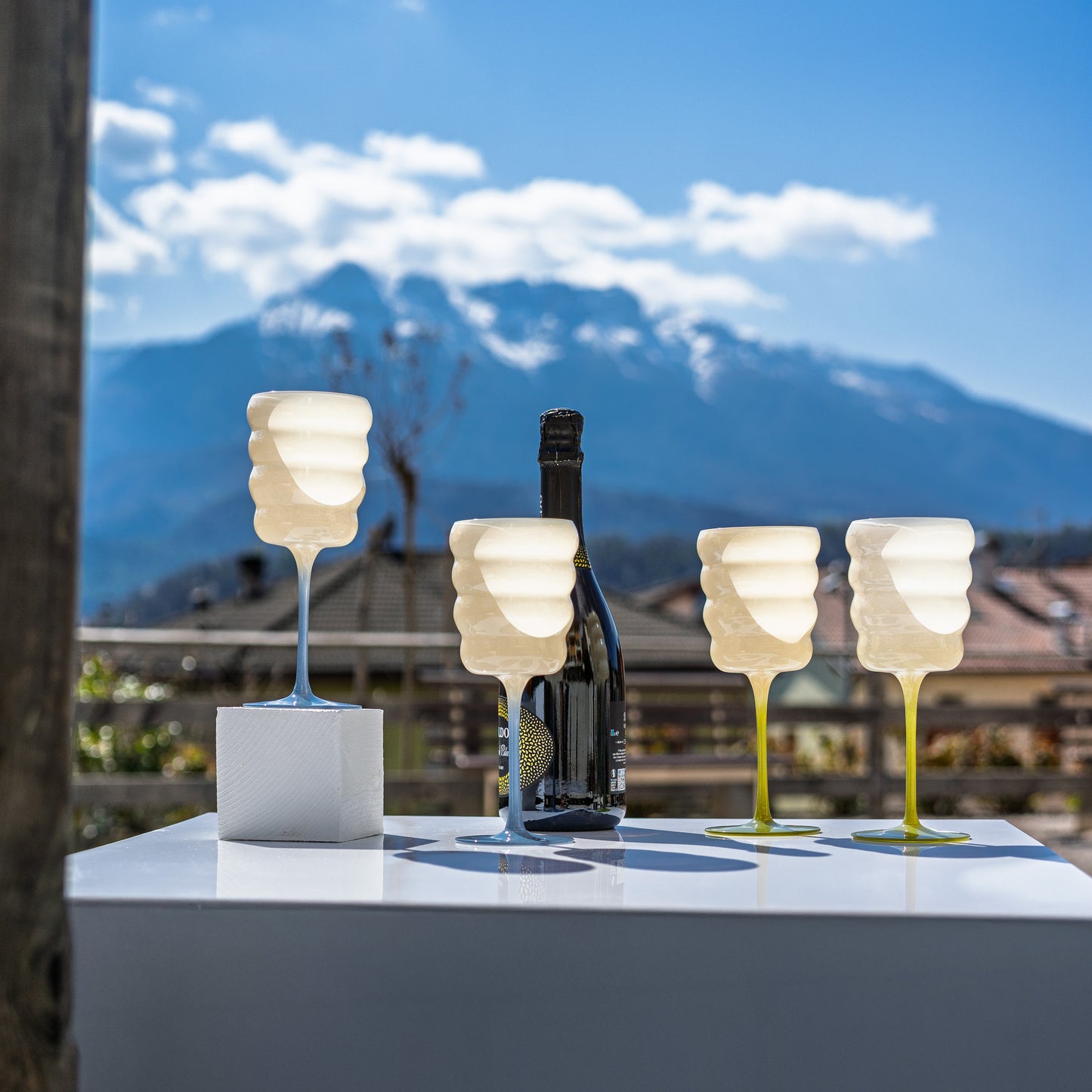 Set de 2 verres à vin en verre. Couleur blanc et bleu.