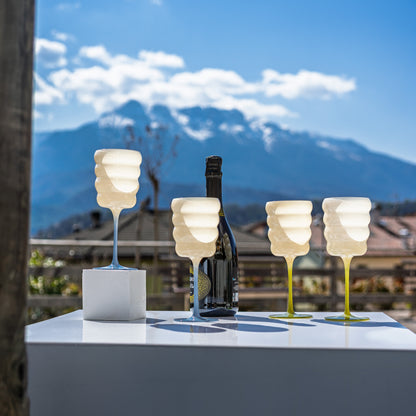 Set de 2 verres à vin en verre. Couleur blanc et bleu.