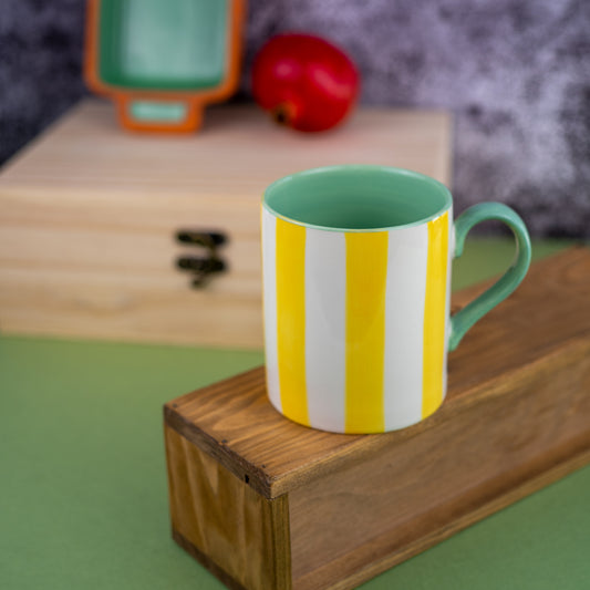 Mug en grès jaune.