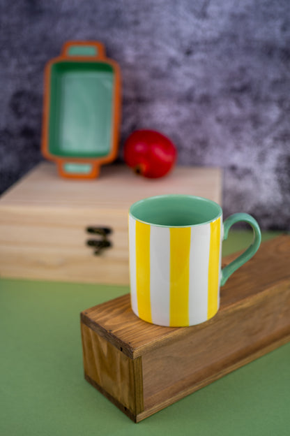 Mug en grès jaune.