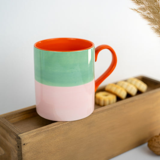 Mug en grès vert et rose.