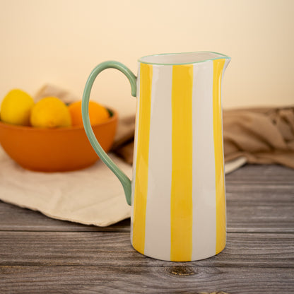Carafe en grès jaune.