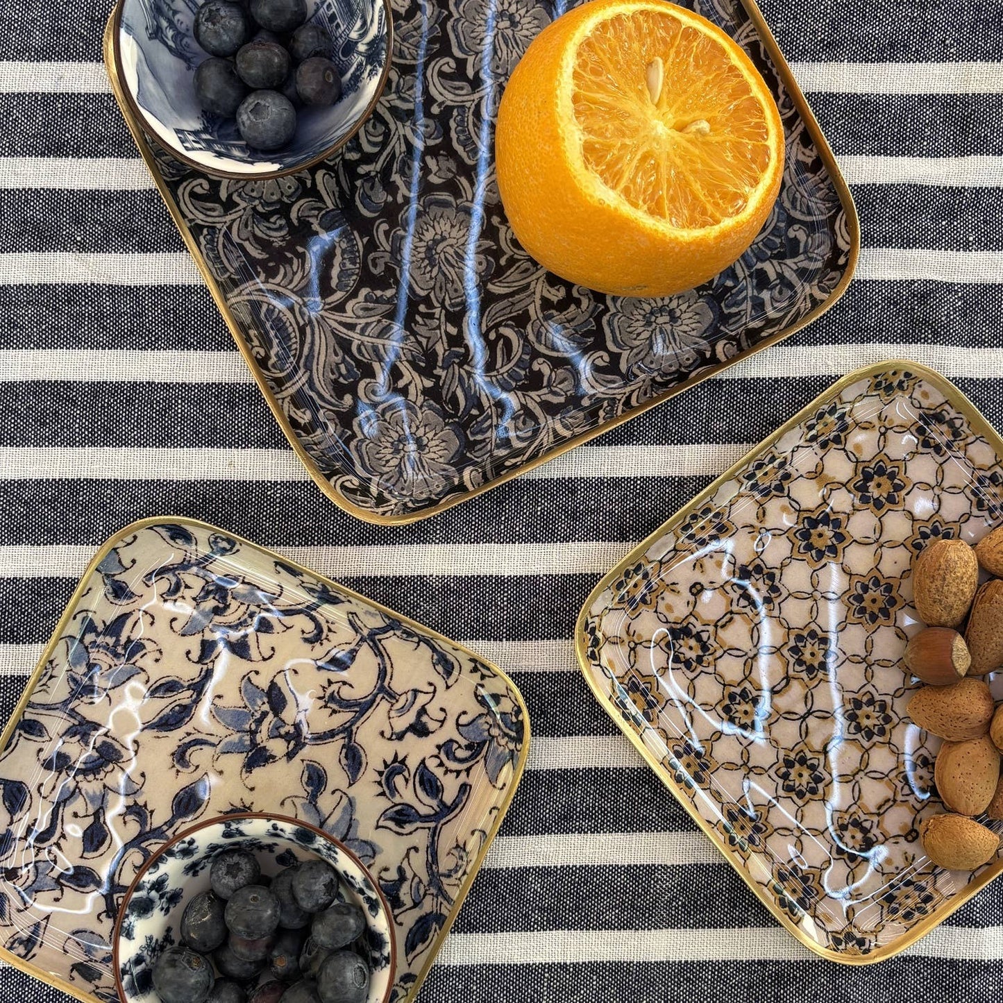 Plateau métal émaillé Zellige bleu 16x16, bordure dorée