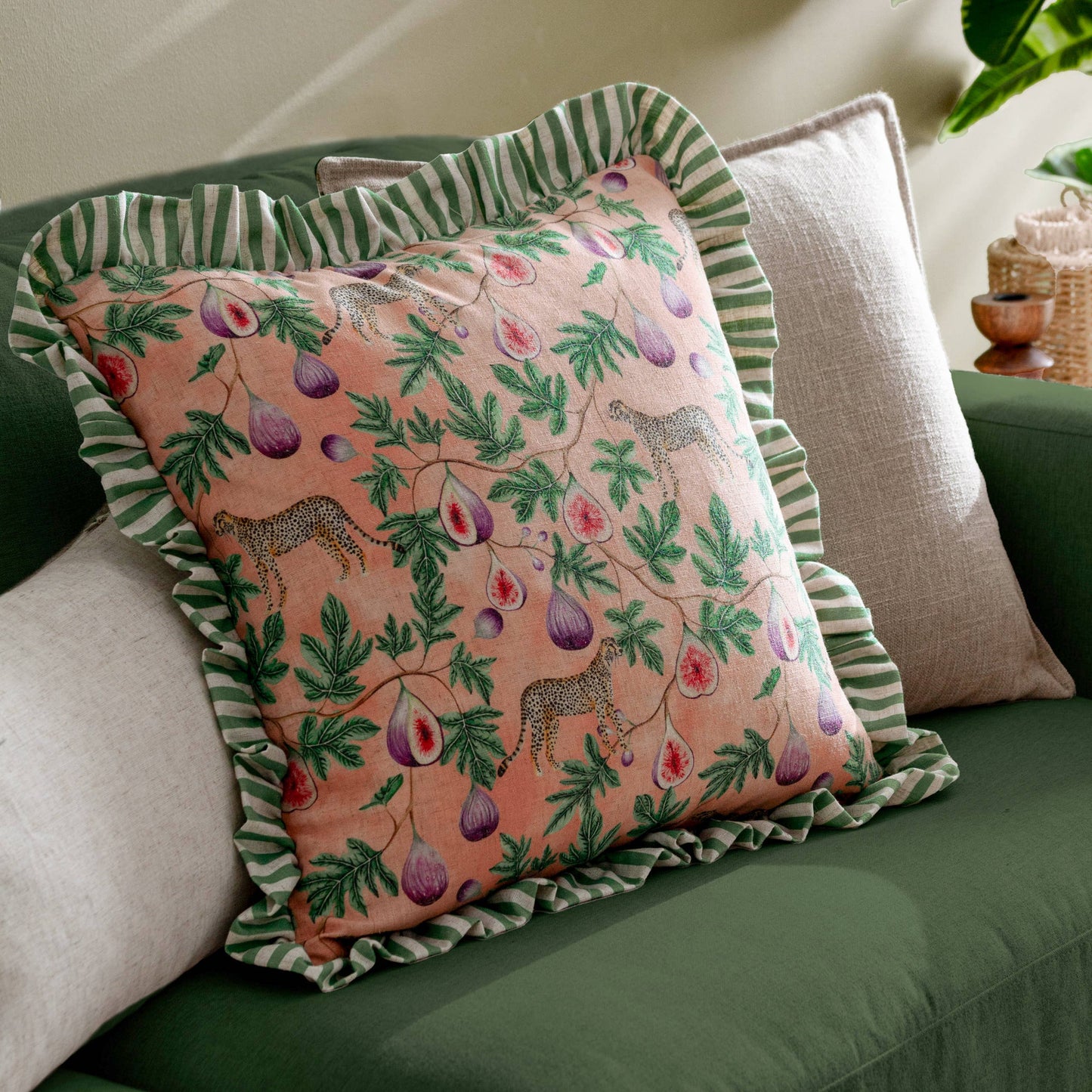 Coussin à volants imprimé léopard Okara et figue pêche/vert: Pèche/Vert / Garni en polyester / 50 x 50 cm
