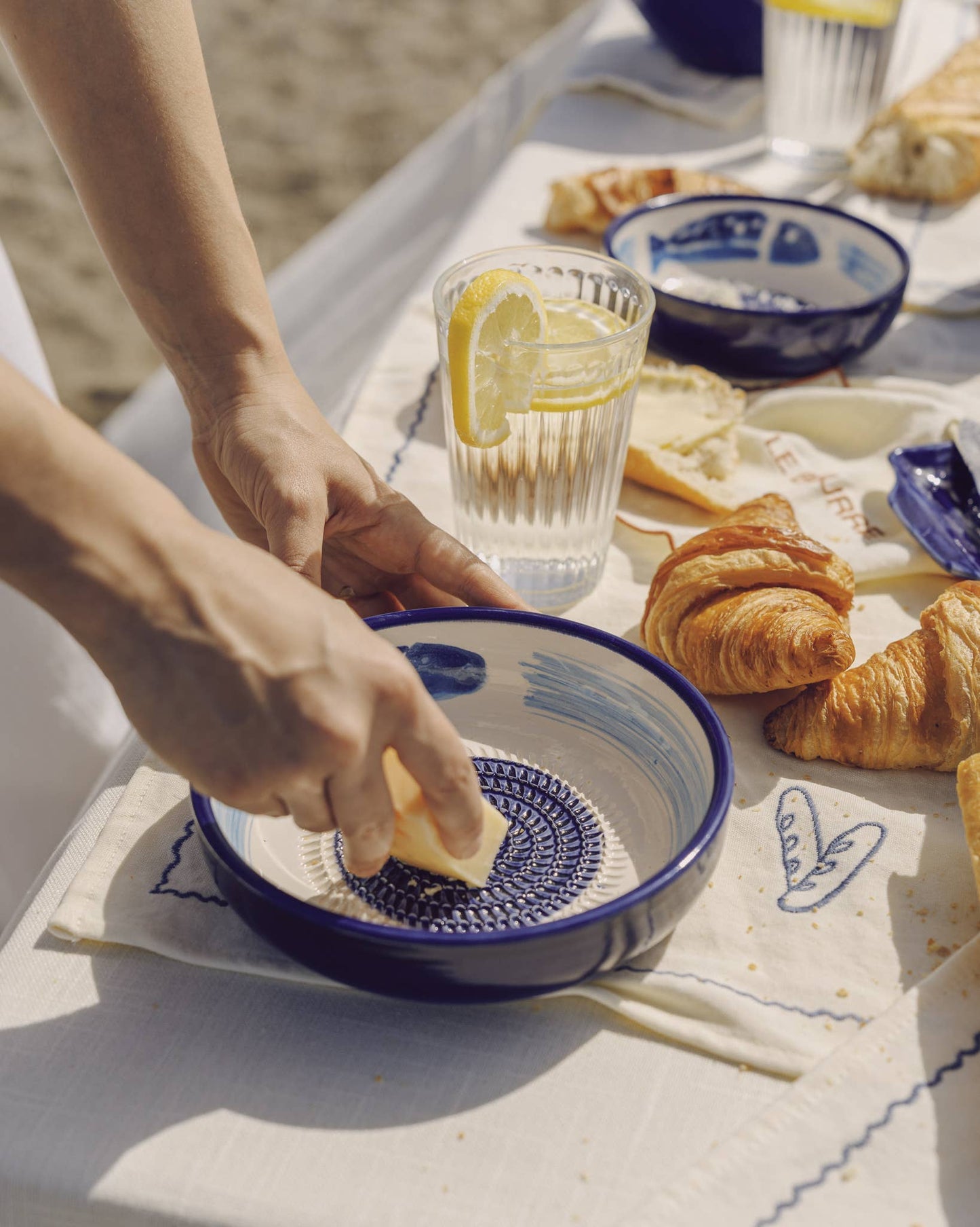 Assiette râpe à ail - Grande, en céramique bleue - Thon