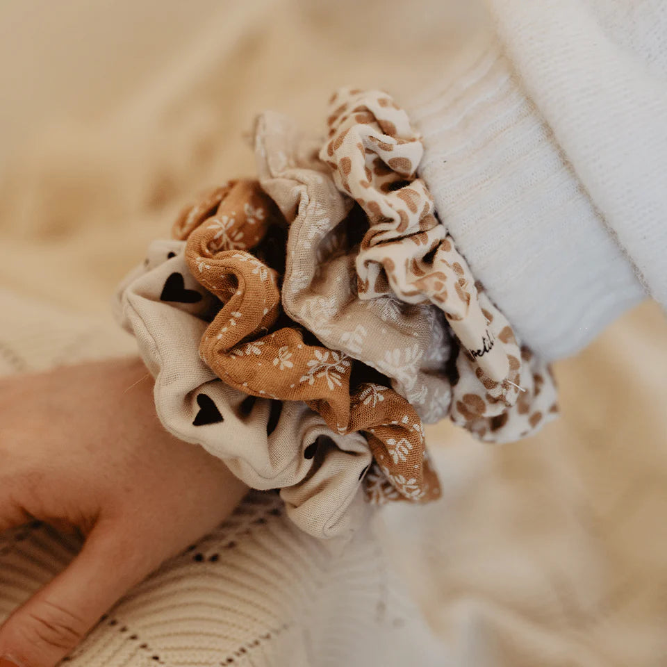 Chouchou gaze de coton - Petits coeurs noirs