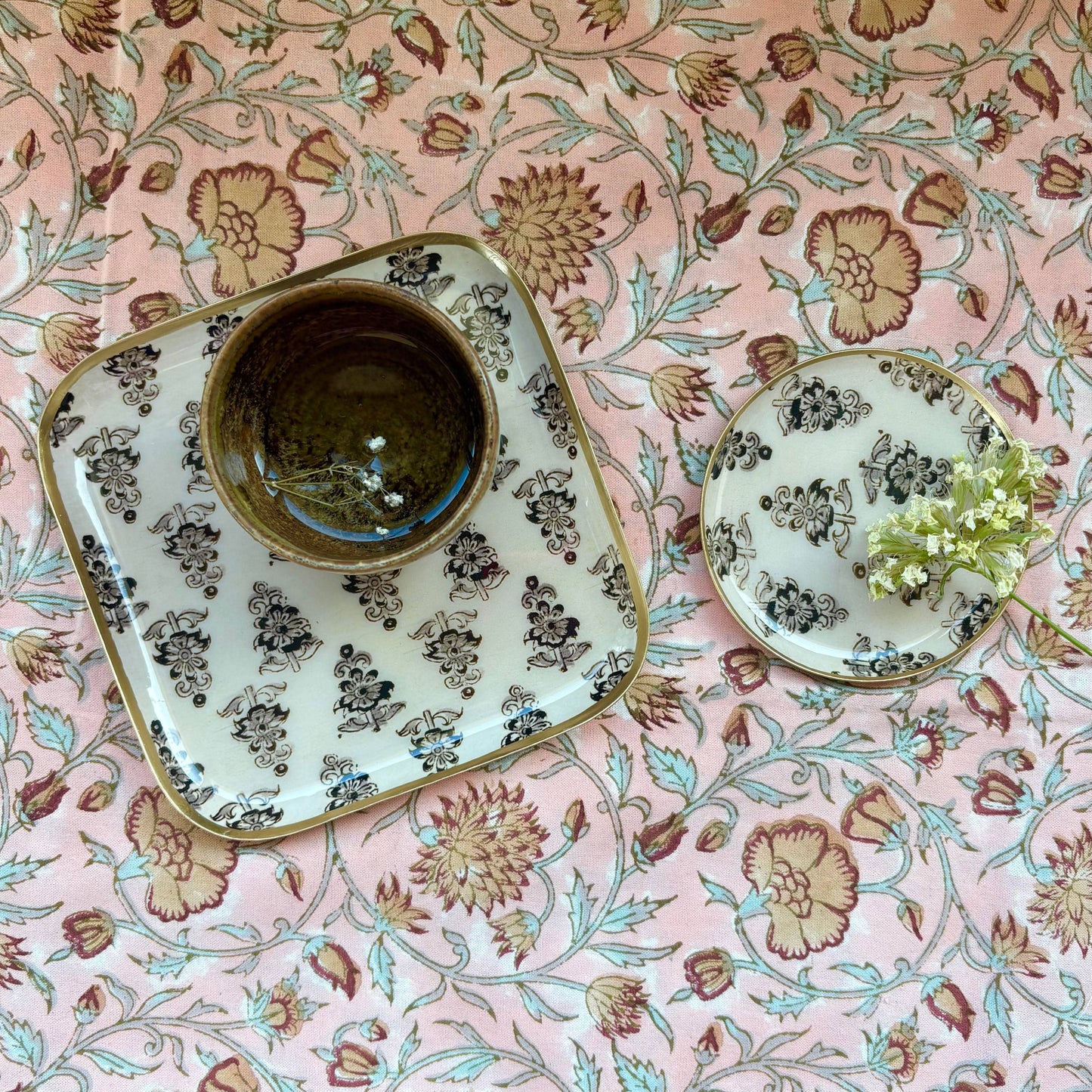 Plateau en métal émaillé Hoya 20x20 cm, bordure dorée