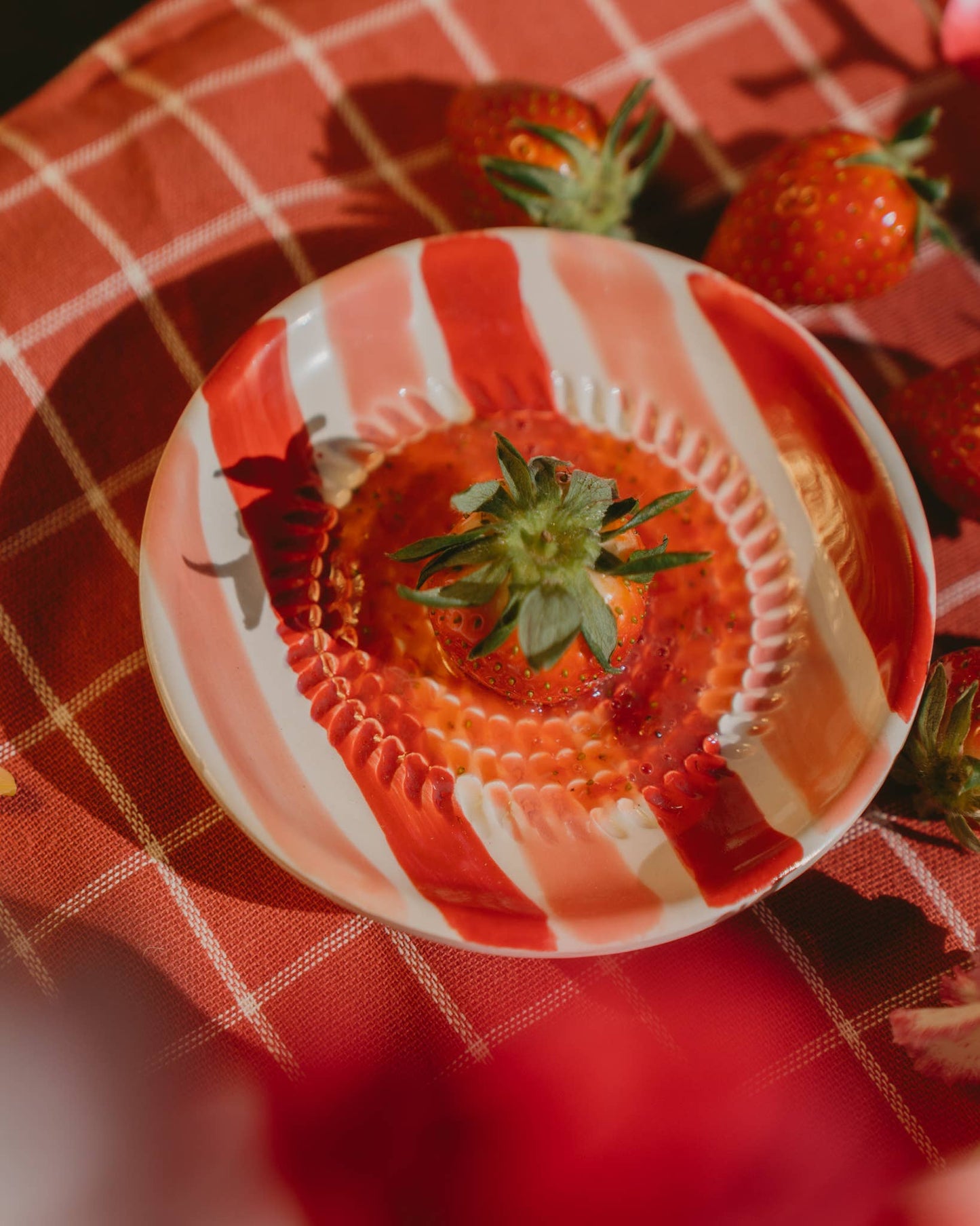 Petite assiette râpe-ail en céramique - Prête à offrir - Motif cœur: AVEC EMBALLAGE